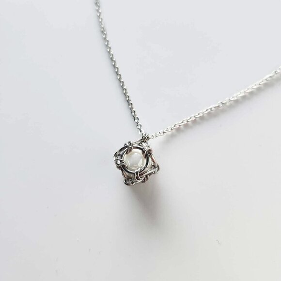 Vintage classic & elegant small silver chain and caged pearl necklace - Picture 5 of 8